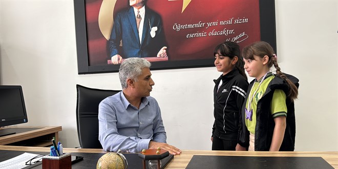 Depremde iki bacağını kaybeden okul müdürü görevine döndü