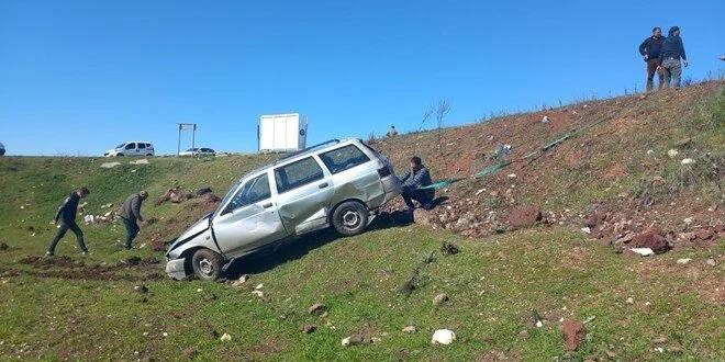 Diyarbakr'da otomobil arampole devrildi: 4' ocuk 6 yaral