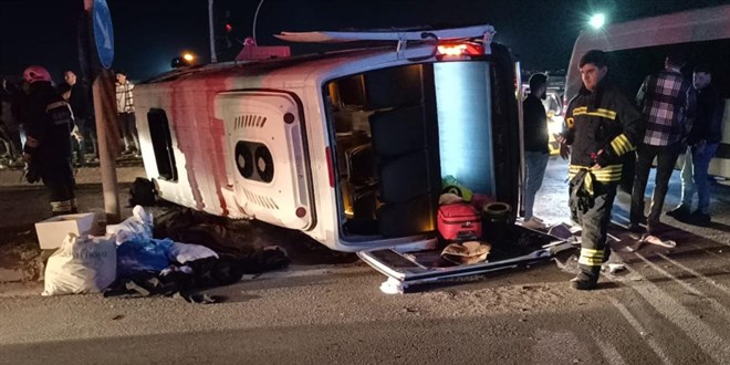 Tekirdağ'da yolcu minibüsü ile otomobil çarpıştı: 15 yaralı