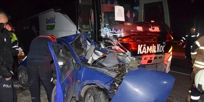 İzmir'de yolcu otobüsü ile otomobil çarpıştı: 1 ölü, 3 yaralı