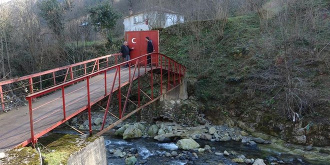 Köprü yaptırdı, kapısına kilit taktı