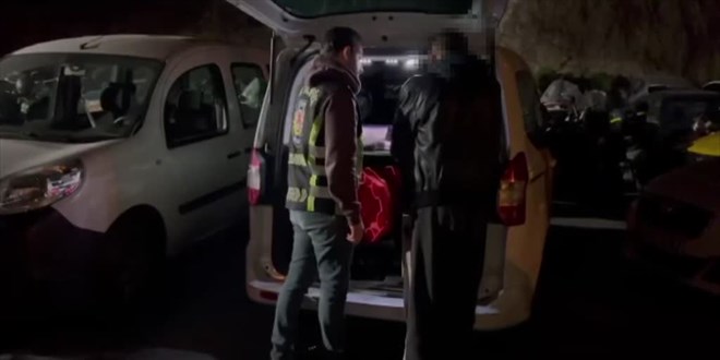 Taksimetre açmadan yolcu taşıyan araç trafikten men edildi