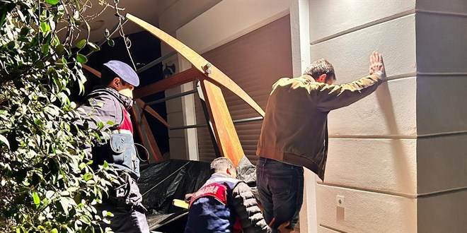İzmir merkezli 9 ildeki terör operasyonunda 21 gözaltı