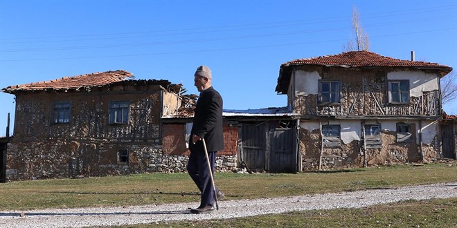 Terk edilmiş köyde tek başına yaşıyor