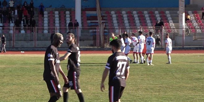 Hakeme yumruk atan o futbolcu tutuklandı