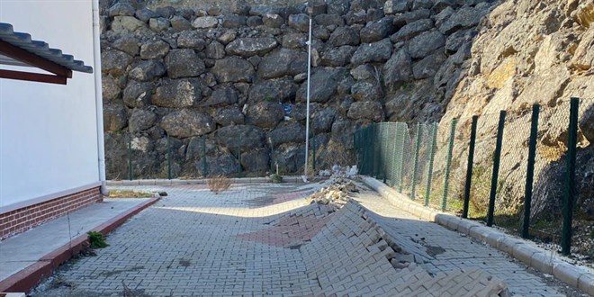 Yeni yapılan okulun bahçesinde göçükler, duvarında çatlaklar oluştu