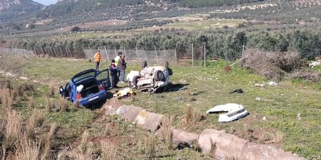 İki otomobilin çarpıştığı kazada 2 kişi öldü, 4 kişi yaralandı