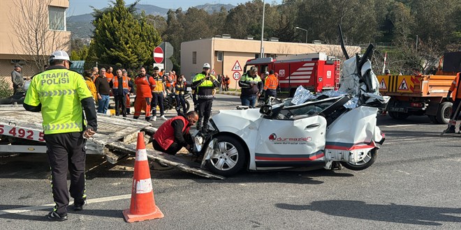 İzmir'de çarpıştığı iki tırın arasında kalan otomobilin sürücüsü öldü