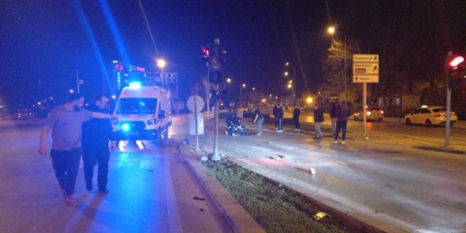 Akrobatik hareketler yapan motorcu trafik ışıklarına çaptı