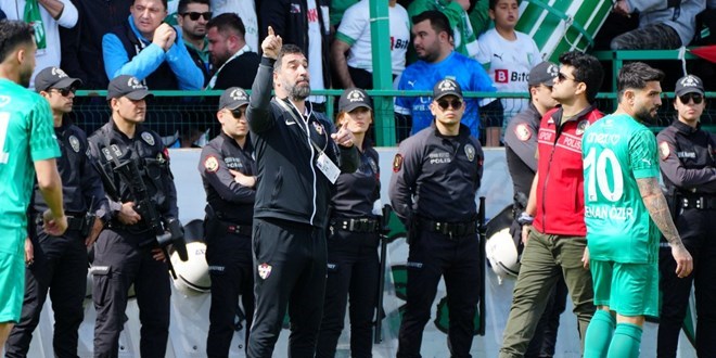 Maçta ortalık karıştı: Arda Turan'a yabancı madde atıldı