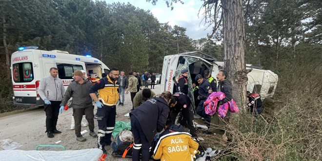 Bolu'da minibüs devrildi: 19 yaralı