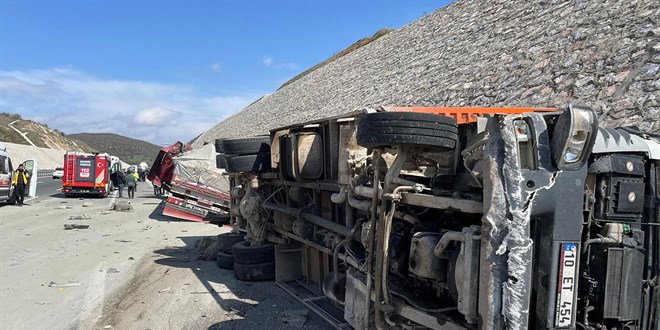 Balıkesir'de tır kamyona çarptı: 1 ölü, 2 yaralı
