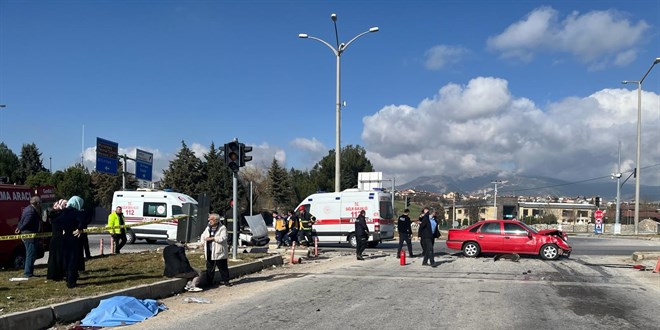 Kütahya'da iki otomobilin çarpıştığı kazada 3 kişi öldü