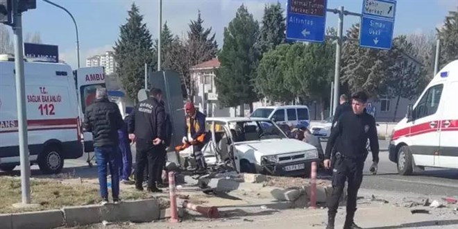 Kütahya'da otomobiller çarpıştı; 3 ölü, 2 yaralı