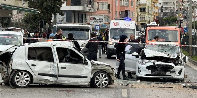Antalya'da 3 aracın karıştığı kazada 2 kişi hayatını kaybetti