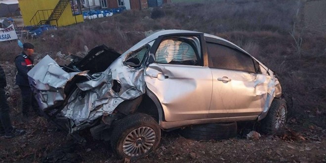 Isparta'da reklam panosuna arpan otomobildeki 1 kii ld