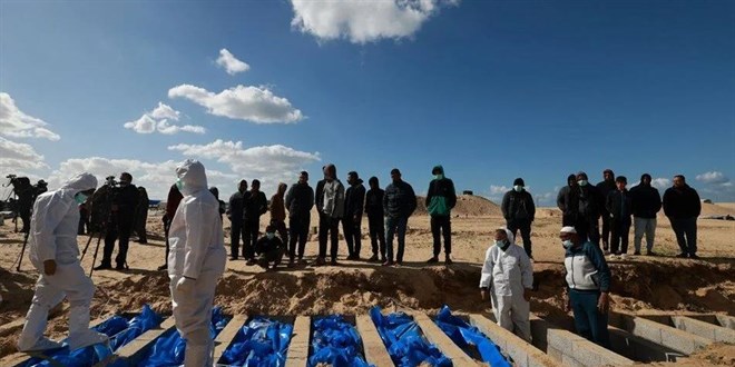 srail Gazze'de yzlerce Filistinlinin toplu defnedildii mezarl bombalad
