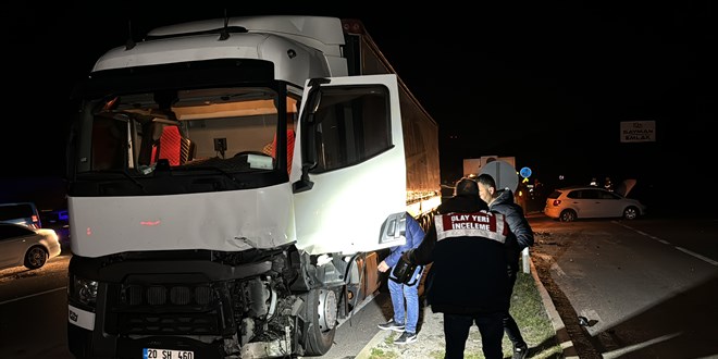 Tırla çarpışan otomobilin sürücüsü öldü, eşi yaralandı