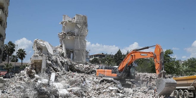 Depremde 6 kişinin öldüğü bina kaçak çıktı