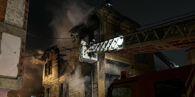 İstanbul'da 3 katlı tarihi bina küle döndü
