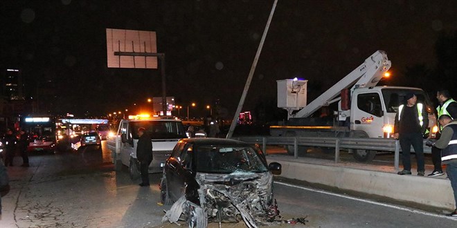 Refüje ve aydınlatma direğine çarpan otomobilin sürücüsü yaşamını yitirdi