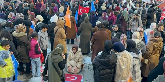 Erdoğan konuşurken Türk bayrağını önüne bırakıp namaz kıldı