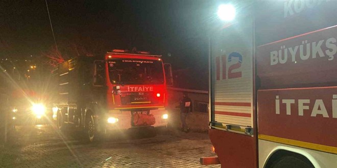 Ailesinin evini benzin döküp ateşe verdi