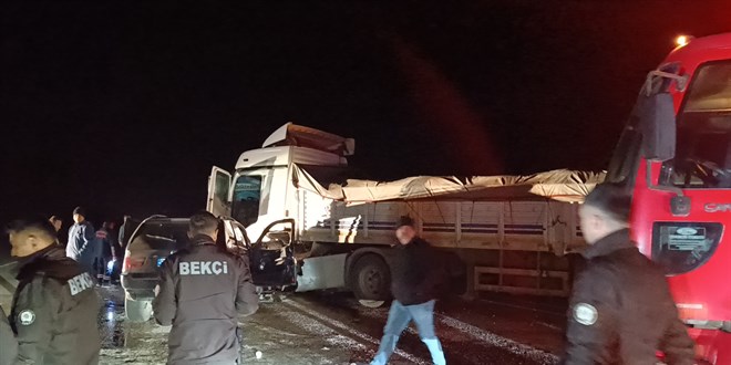 Afyonkarahisar'da tır ile cip çarpıştı, 1 polis öldü, 1'i polis 3 kişi yaralandı