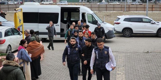 'Filmlere yorum yaparak para kazanabilirsiniz' diyerek dolandırdılar