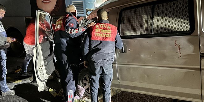 Panelvan, seçim otobüsüne çarptı: 1 ölü, 1 yaralı