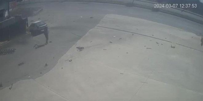 Asfalt tankerinin otomobile çarptığı kazada 1 kişi öldü, 2 kişi yaralandı