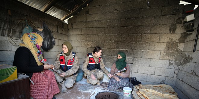 Kadın komutanlar, köydeki kadınların gününü kutladı