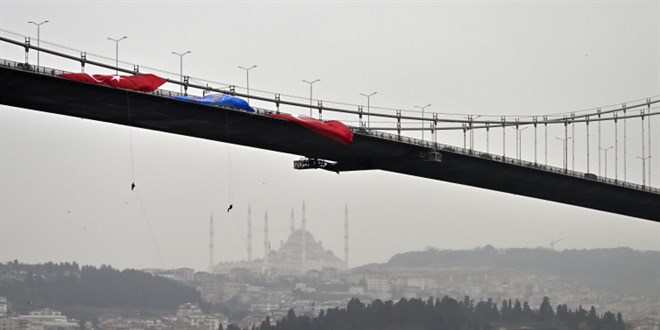 Kadın jandarmalar 15 Temmuz Şehitler Köprüsü'nden halatlarla indi