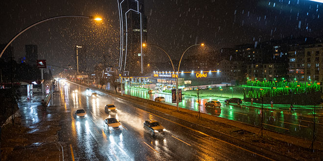 Ankara'da kar ve karla kark yamur etkili oluyor