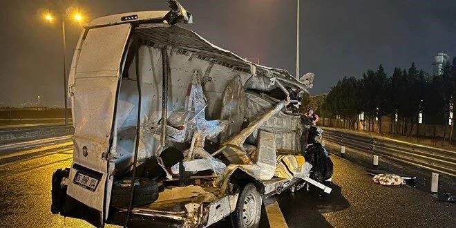 TEM'de TIR'a çarpan panelvan ikiye bölündü