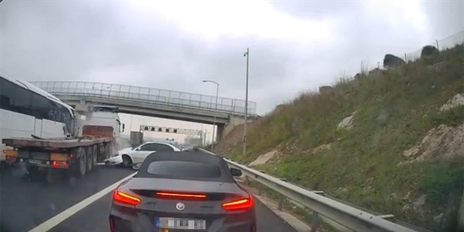 Yol ortasındaki plastik kasa kazaya neden oldu