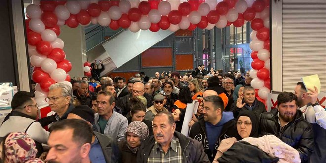 Ankara'da mağaza açılışında indirim izdihamı