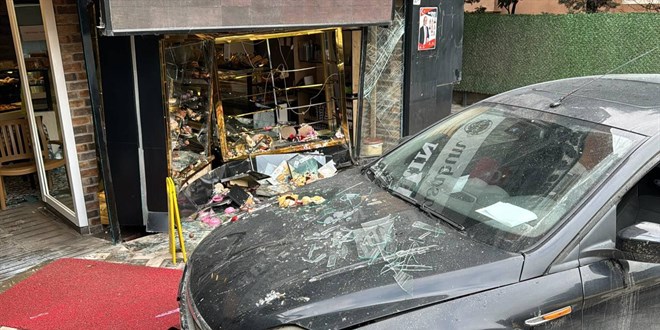 Fren yerine gaza basan sürücü, otomobiliyle fırına girdi