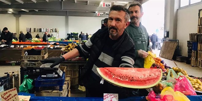 Yılın ilk karpuzu cep yakıyor: Esnaf dilimle satıyor