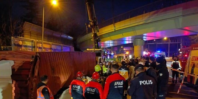 TIR, otomobilin zerine devrildi: 4 kii hayatn kaybetti