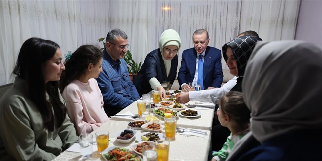 Cumhurbaşkanı Erdoğan, iftarda Taş ailesinin misafiri oldu