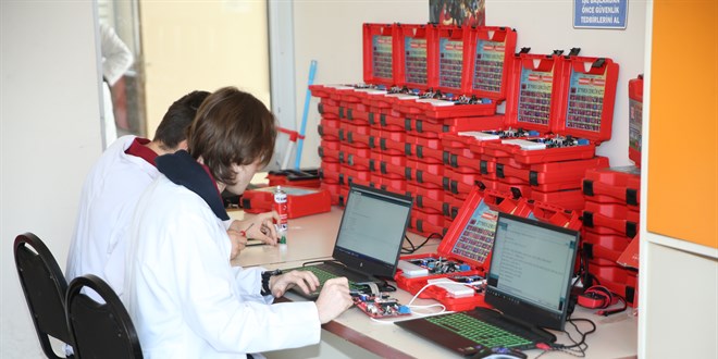 Meslek lisesi rencileri 'kodlama eitim seti' retimiyle okula gelir salyor