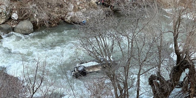 Hakkari'de dereye düşen otomobildeki 1 kişi öldü, 1 kişi yaralandı