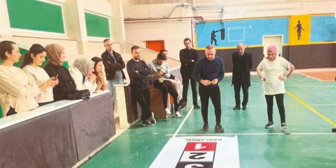 Önce öğretmenler oynadı