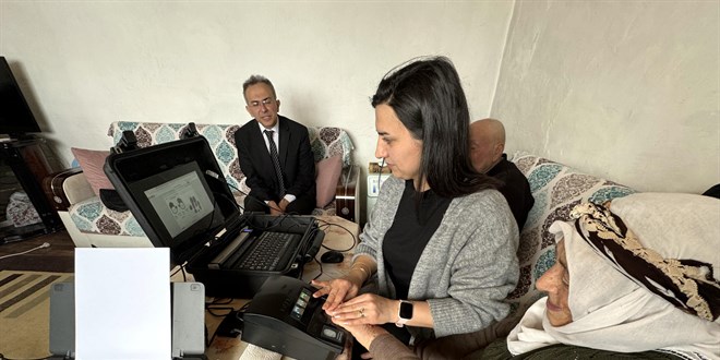 Yaşlıların ayağına kadar gidip kimliklerini evlerinde yeniliyorlar