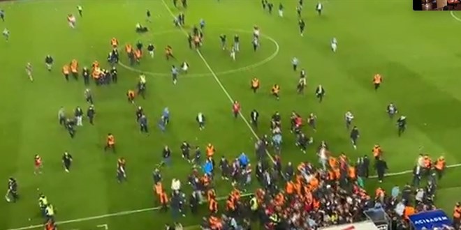 Trabzonspor taraftarı, maç sonunda sahaya girdi.