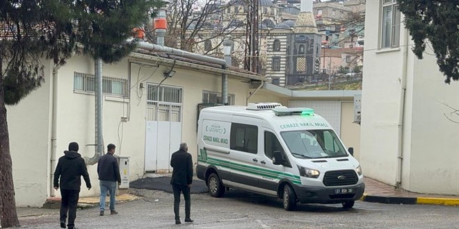İki araç kafa kafaya çarpıştı: 1 kişi hayatını kaybetti, 3 yaralı