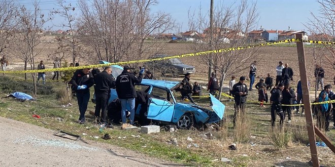 Konya'da otomobil otobüs durağında bekleyenlere çarptı, 4 kişi öldü