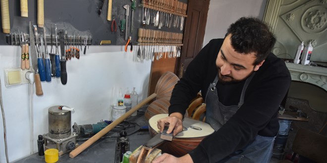 Müzik öğretmeni hobi amaçlı ürettiği enstrümanları kiraladığı tarihi konakta sergiliyor