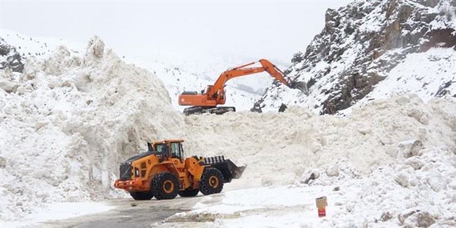 10 ayrı bölgeye çığ düştü: Ekipler yol açma çalışmalarını sürdürüyor